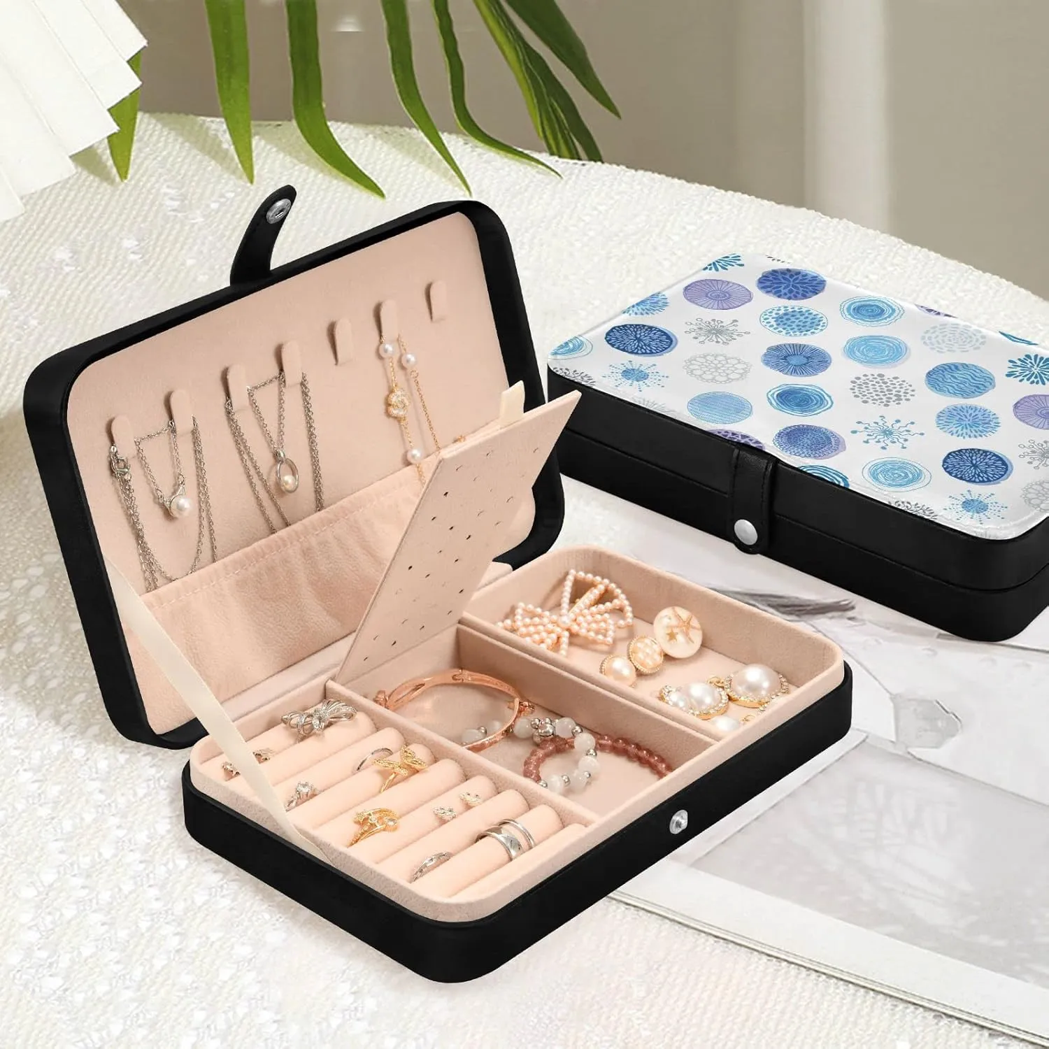 Oyihfvs Green Tropical Palm leaves, Seamless Jungle Leaves on White Leather Jewelry Bag, Jewelry Storage, Portable Jewelry Organizer Boxes for Women Lady Necklace, Earrings, Rings, Bracelet