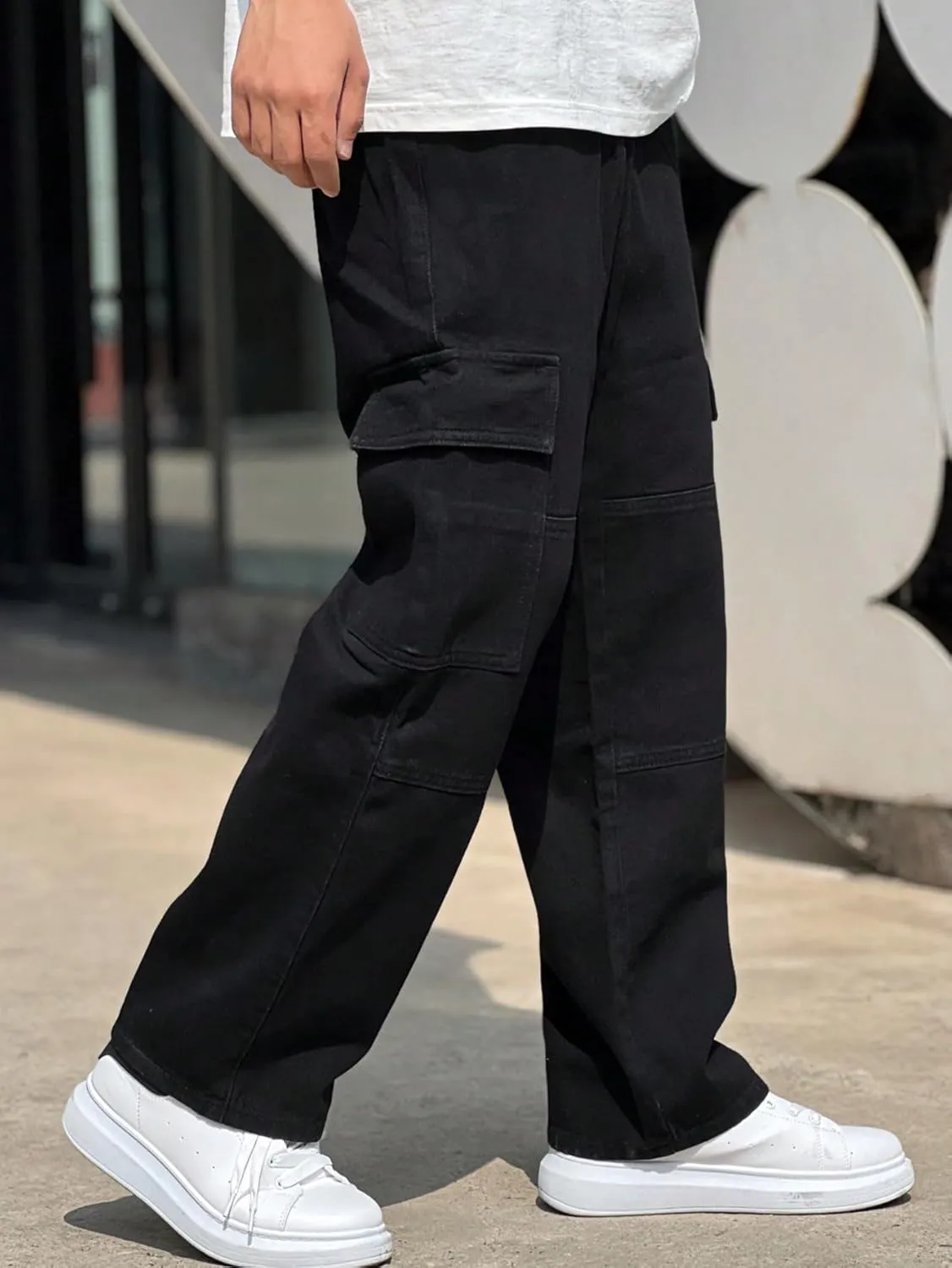 Verdusa Men's Flap Pocket Zipper Fly Wide Leg Casual Denim Cargo Pants Jeans