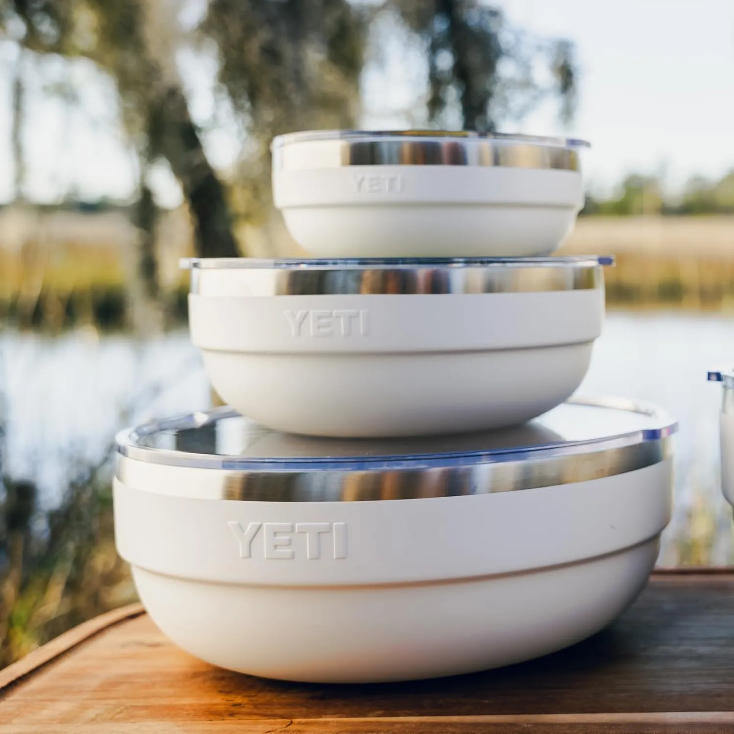 YETI Rambler Low Bowls, Vacuum Insulated, Stackable and Nestable Stainless Steel Bowl with Lid, 1.6 Quart, Navy